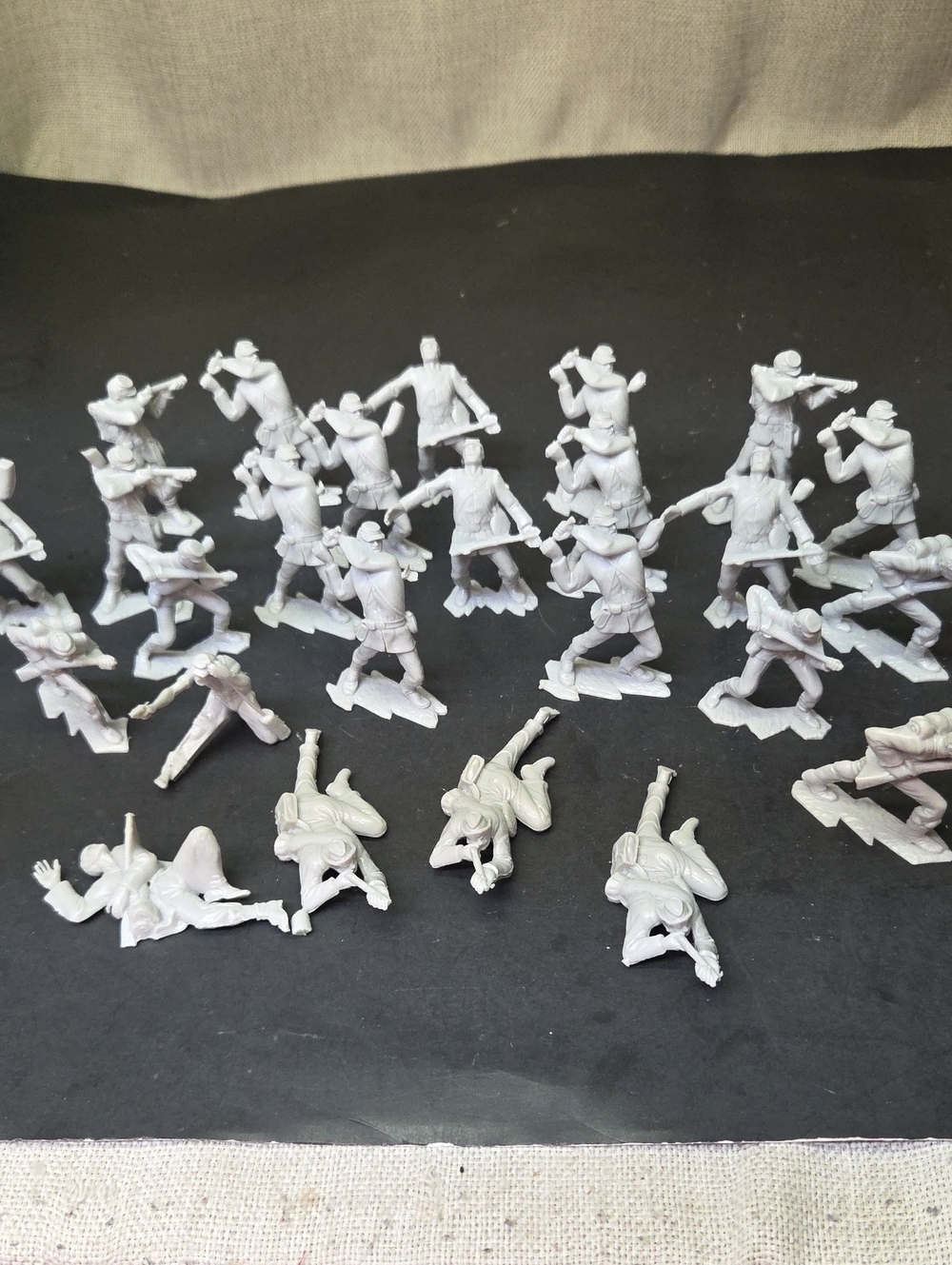 Lot Of 25 plastic Civil War Confederate infantry figures,